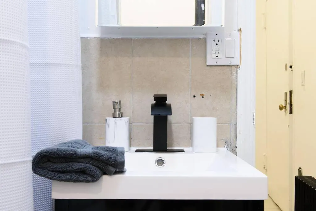 454-3W Prime Location 2Br Newly Furnished Sleeps 5 Apartment New York